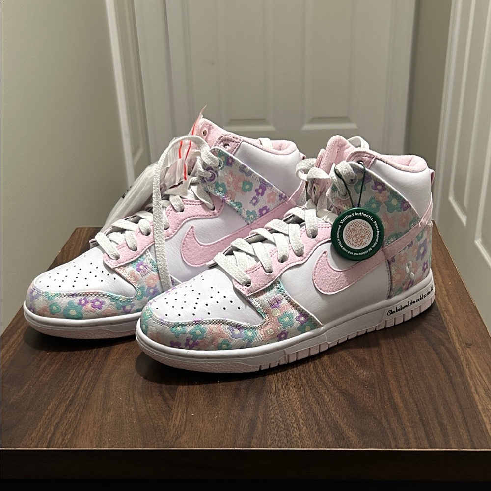NEW Women's Nike Dunks